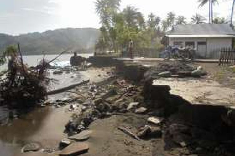 Kondisi desa Topi setelah dihajar gelombang laut. Sebagian jalan rusak dan rumah warga tergerus ombak