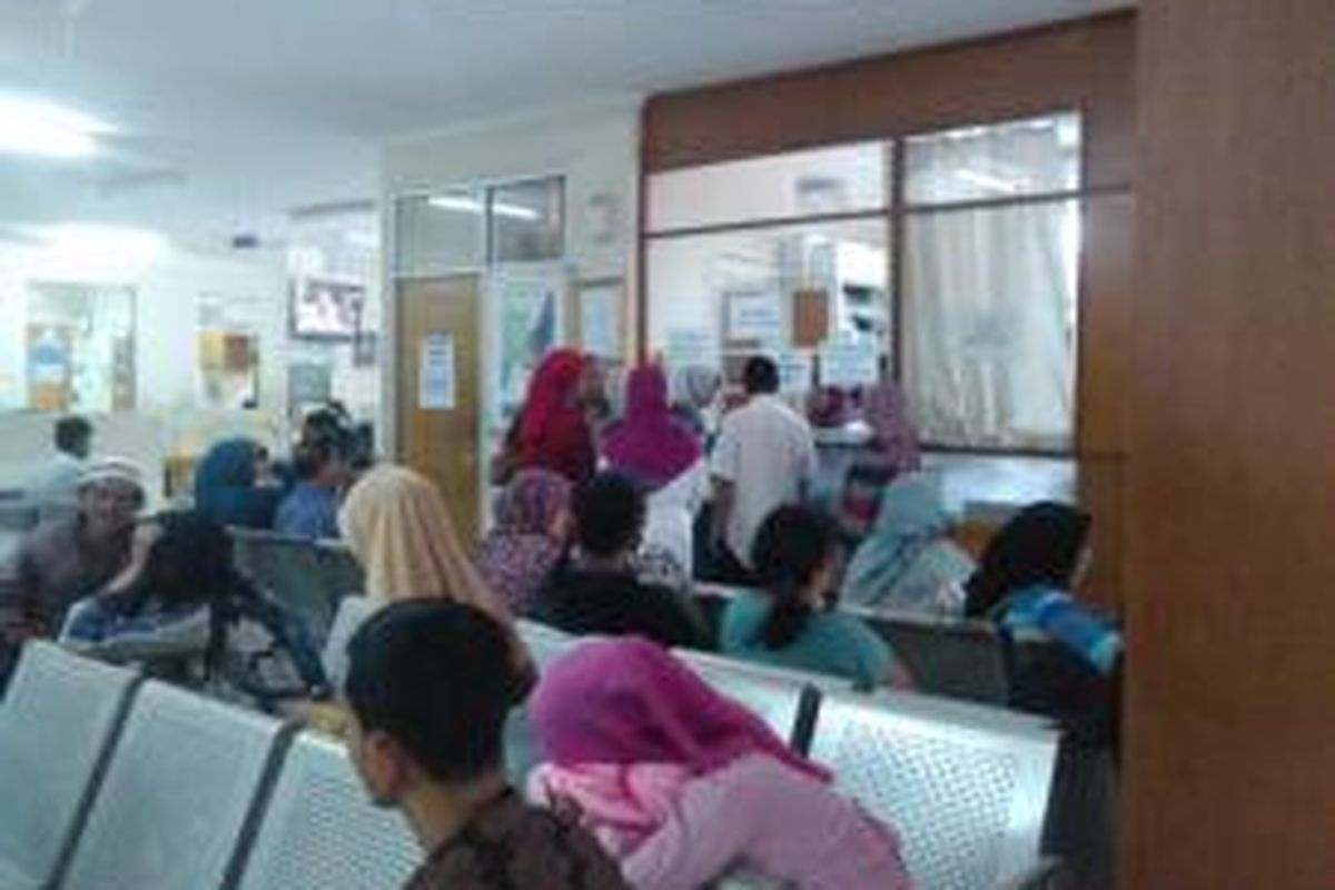 Para pasien yang mengantre sejak dini hari akhirnya bisa berobat dan terlihat tengah mengantre obat di loket RSUD Depok, Kamis (11/9/2014).