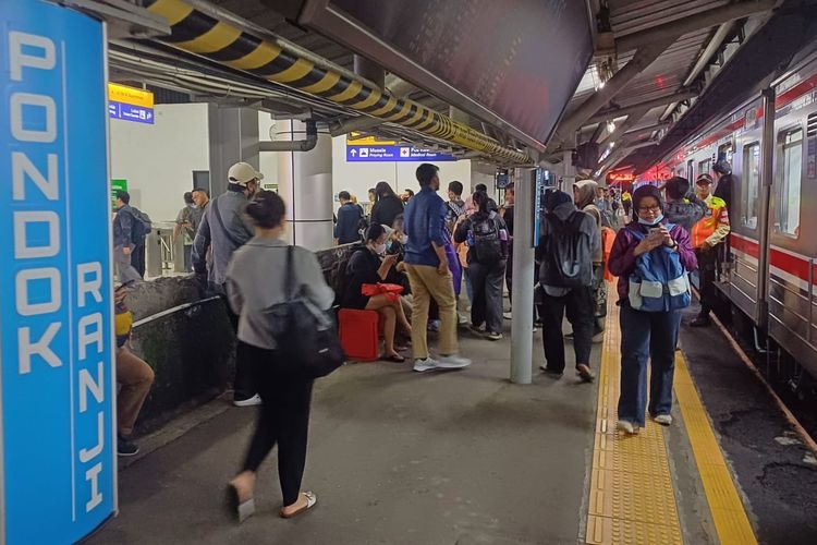 Kondisi penumpukan penumpang KRL Commuter Line imbas gempa di Kabupaten Bekasi, Stasiun Pondok Ranji, Rabu (20/8/2025).