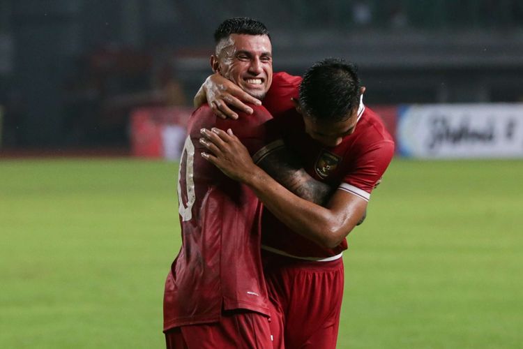 Pemain timnas Indonesia, Rizky Ridho dan Stefano Lilipaly melakukan selebrasi usai membobol gawang timnas Burundi pada pertandingan FIFA Matchday di Stadion Patriot Candrabhaga, Bekasi, Sabtu (25/3/2023). Indonesia menang 3-1 atas Burundi