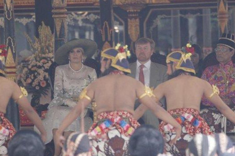 Raja Belanda Willem-Alexander dan Ratu Maxima Zorreguieta Cerruti menyaksikan Tarian Beksan Lawung Ageng, di Bangsal Kencono Keraton Yogyakarta, Rabu (11/3). Tarian Beksan Lawung Ageng ini merupakan salah satu tarian karya Sri Sultan Hamengku Buwono.