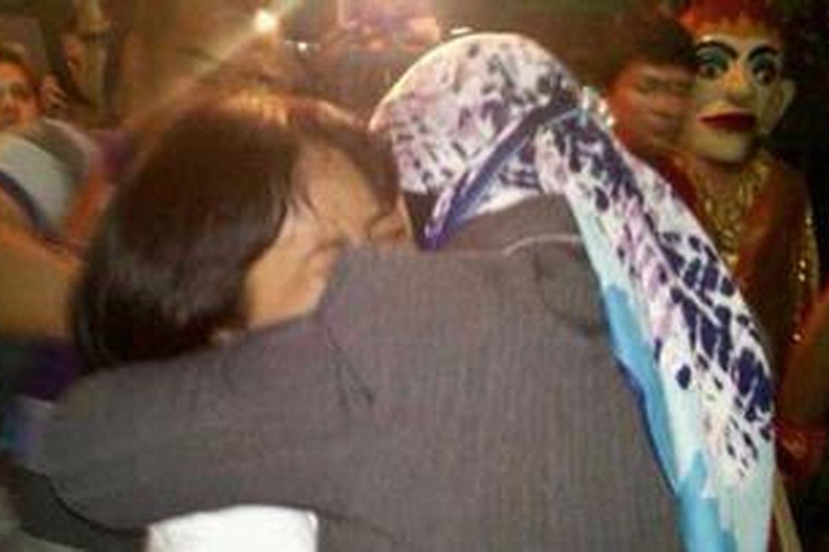 Keluarga penumpang Sukhoi Superjet 100 terharu saat melihat daftar nama manifest penumpang di Halim Perdankusuma yang ikut dalam joy flight pesawat yang hilang Rabu (9/5/2012) sore.