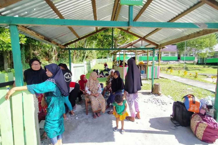 Warga di Desa Tehoru Kabupaten Maluku Tengah, memilih mengungsi ke lokasi ketinggian setelah gempa tektonik mengguncang wilayah tersebut Rabu (16/6/2021)