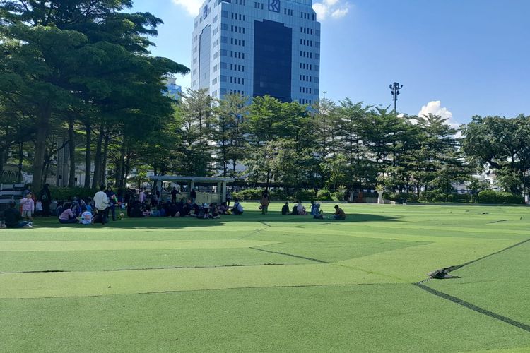 Area piknik di rumput sintetis di Alun-alun Bandung