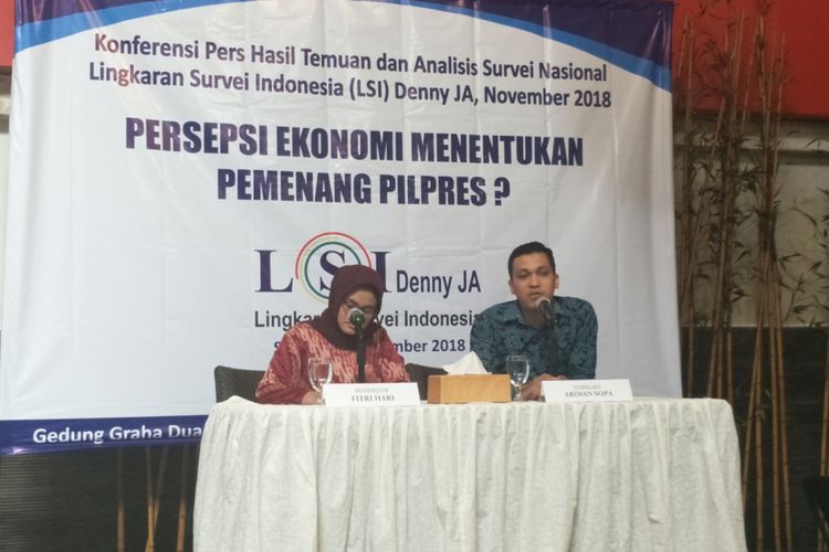 Peneliti Lingkaran Survei Indonesia (LSI) Denny JA, Ardian Sopa, saat memaparkan hasil survei di kantor LSI, Jakarta Timur, Selasa (27/11/2018). 