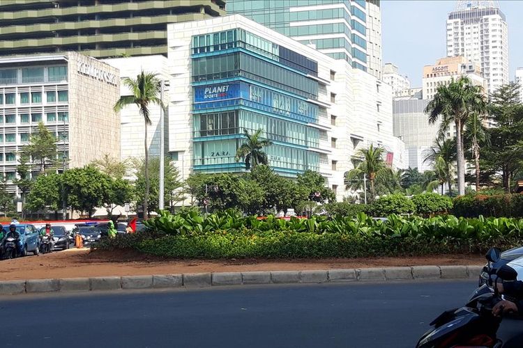 Pemangandan di sekitar Bundaran HI, Jakarta, Kamis (18/7/2019). Di lokasi itu sebelumnya dipasang instalasi bambu getah getih tetapi saat ini sudah dibongkar.