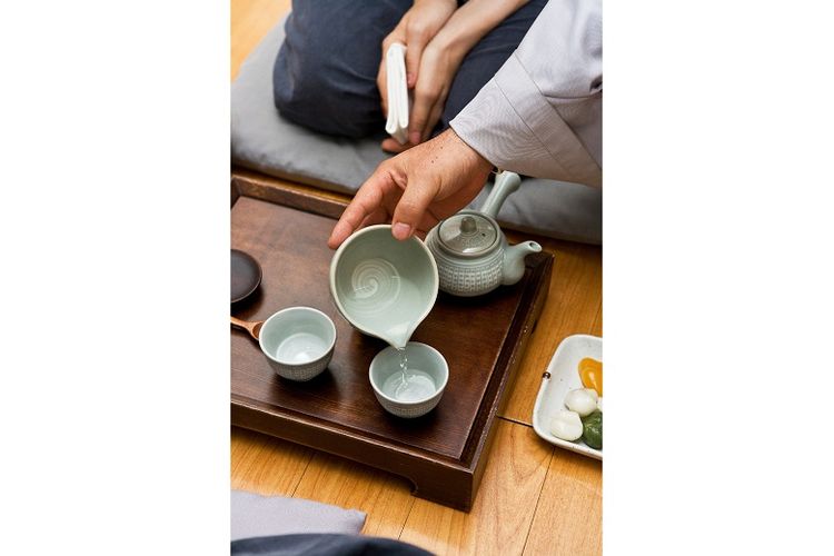Upacara minum teh jadi salah satu program yang diadakan saat menginap di kuil.