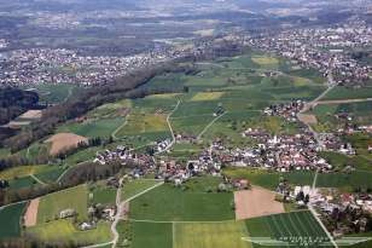 Hamparan kota Oberwil-Lieli di Distrik Bremgarten, Swiss.