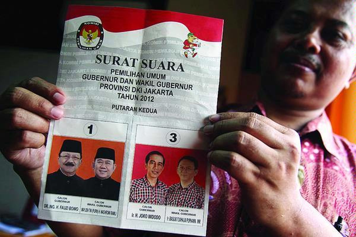 Anggota Komisi Pemilihan Umum DKI Jakarta, Sumarno, menunjukkan contoh surat suara untuk pemilihan gubernur/wakil gubernur DKI Jakarta putaran kedua, Jumat (31/8). Surat suara tersebut kini masih dalam proses produksi untuk dapat digunakan pada pemilihan putaran kedua, 20 September mendatang.