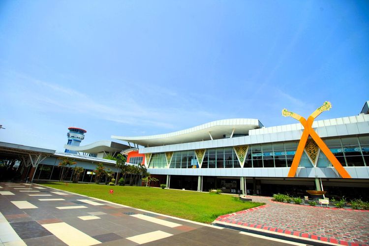 Bandara Internasional Bandara Internasional Sultan Syarif Kasim II yang mengambil nama pahlawan nasional Sultan Syarif Kasim II. 
