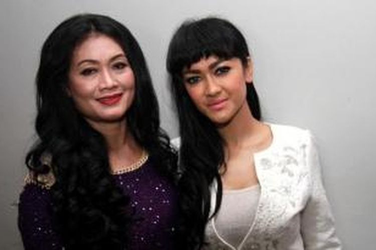 Julia Perez (kanan) dan ibunya, Sri Wulansih