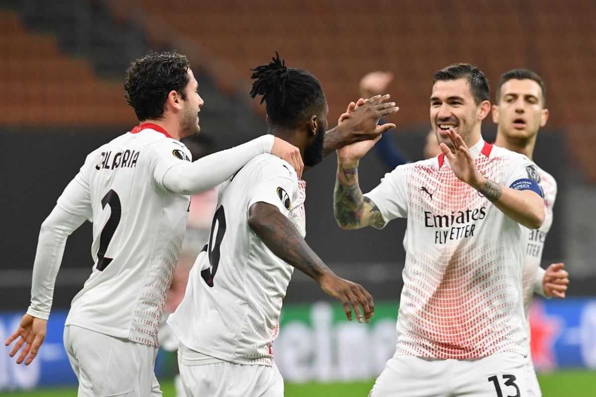 Para pemain AC Milan merayakan gol Franck Kessie pada laga leg kedua babak 32 besar Liga Europa kontra Red Star Belgrade di Stadion San Siro, Milan, pada Jumat (26/2/2021) dini hari WIB.
