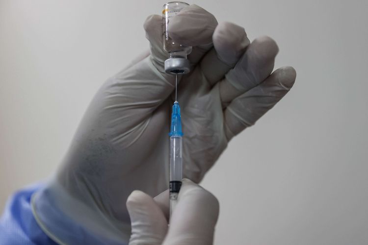 Izinkan Lansia Disuntik Vaksin Covid-19 Buatan Sinovac, BPOM Ingatkan untuk Berhati-hati
