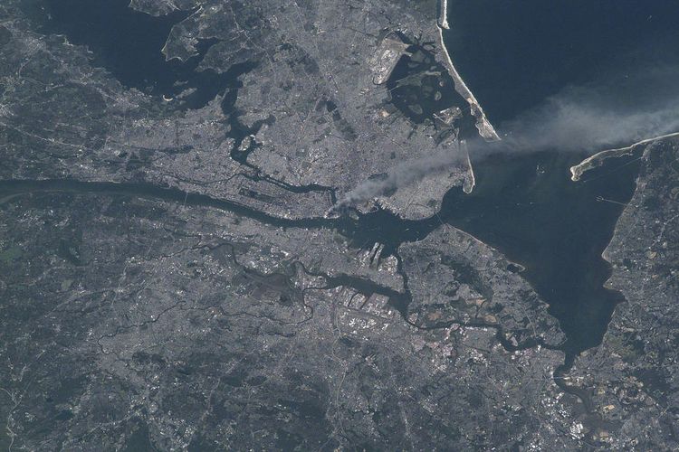 NASA merilis foto dari luar angkasa yang menunjukkan kehancuran akibat serangan 11 September 2001 di New York. Tampak kepulan asap membubung dari kawasan Manhattan setelah dua pesawat menabrak menara World Trade Center. Foto ini diambil di atas New York City  dari stasiun ruang angkasa (ISS) pada 11 September 2001 pagi hari.