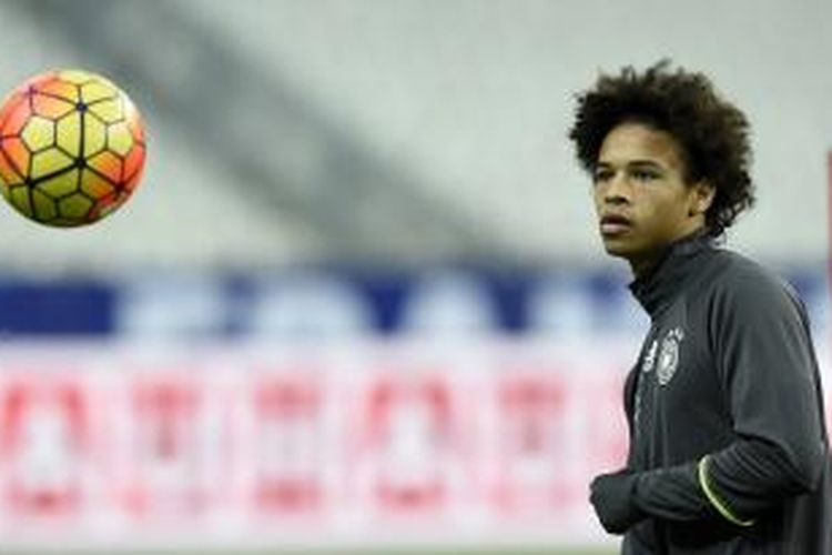 Gelandang Schalke, Leroy Sane, melakukan latihan bersama tim nasional Jerman di Stade de France, pada 12 November 2015.