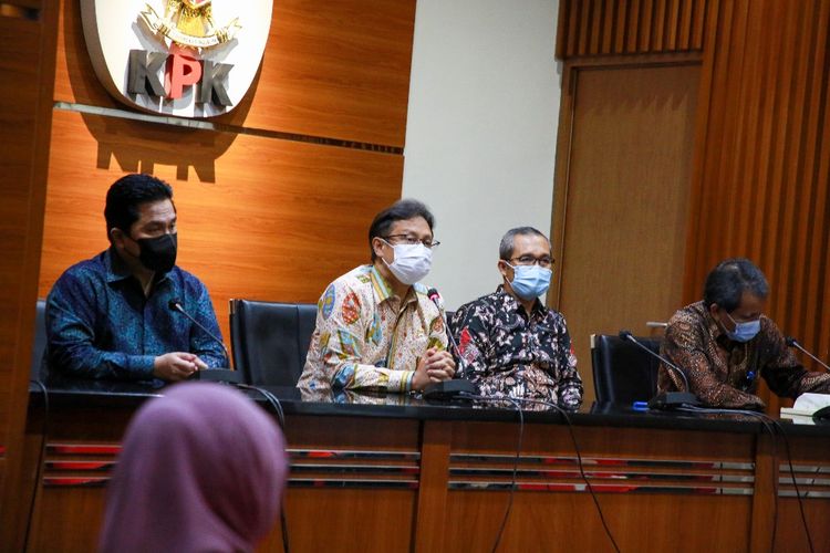 Menteri BUMN Erick Thohir, Menteri Kesehatan Budi Gunadi Sadikin, Wakil Ketua KPK Alexander Marwata, dan Deputi Pencegahan KPK Pahala Nainggolan dalam konferensi pers di Gedung Merah Puth KPK, Jumat (8/1/2021).