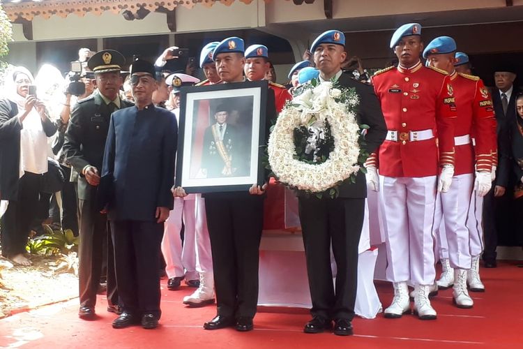 Momen saat jenazah Presiden ketiga Republik Indonesia Bacharuddin Jusuf Habibie diberangkatkadan dari 
rumah duka di Jalan Patra Kuningan XIII Blok L15/7 No.5, Setiabudi, Jakarta Selatan, menuju tempat pemakaman di TMP Kalibata, Jakarta Selatan, Kamis (12/9/2019).