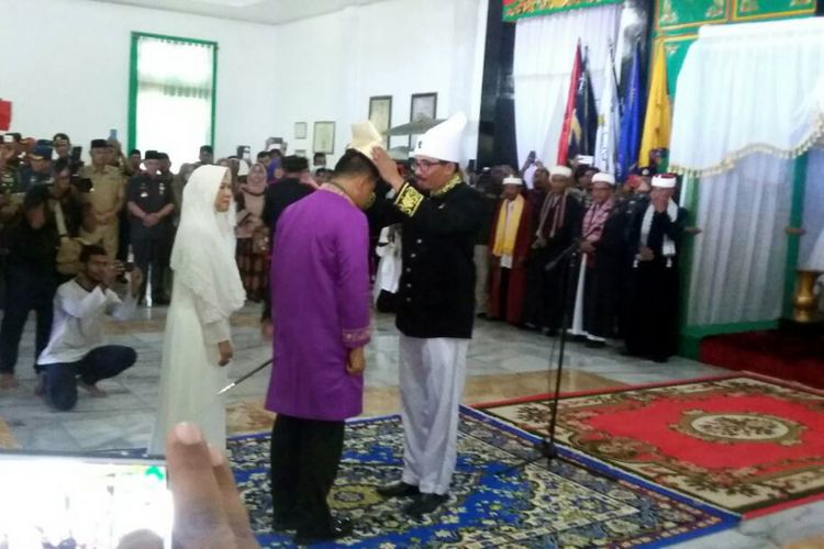 Sultan Tidore Husain Sjah memberi gelar Panglima TNI Gatot Nurmantyo sebagai Panglima Perang Besar di Wilayah Jauh di Kedaton Kesultanan Tidore, Maluku Utara, Kamis (8/6/2017)