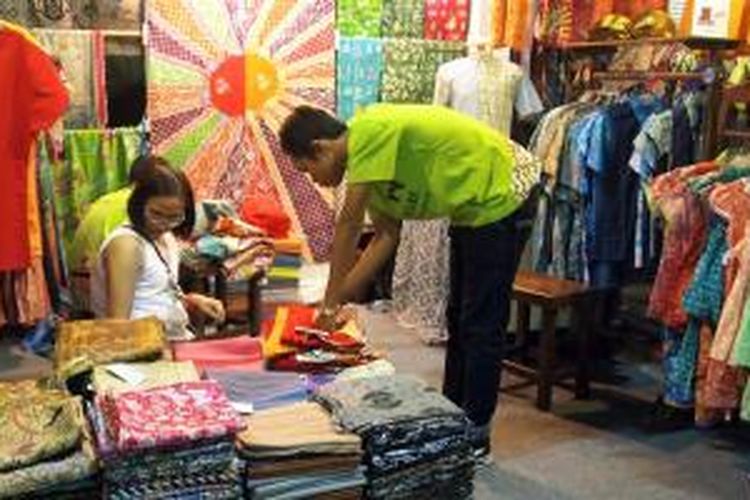 Pengunjung memilih batik dalam bazar batik 