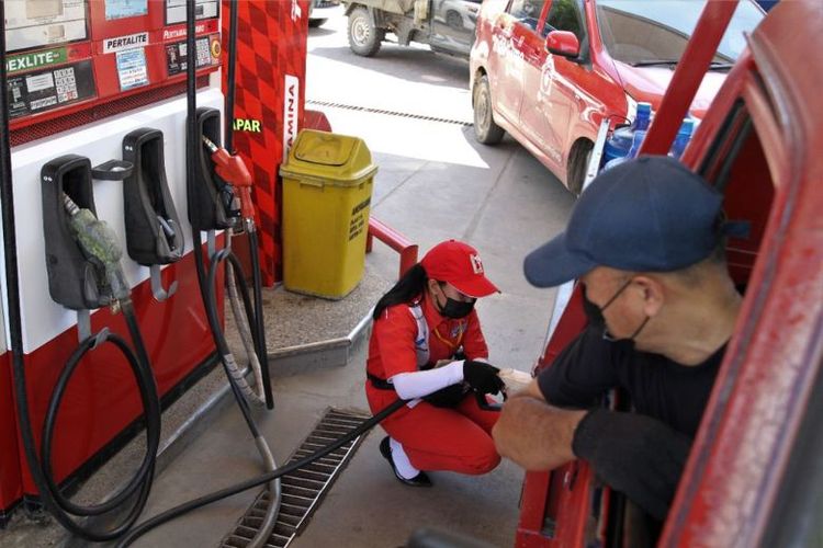 Petugas SPBU Pertamina mengisi bahan bakar minyak (BBM) bersubsidi