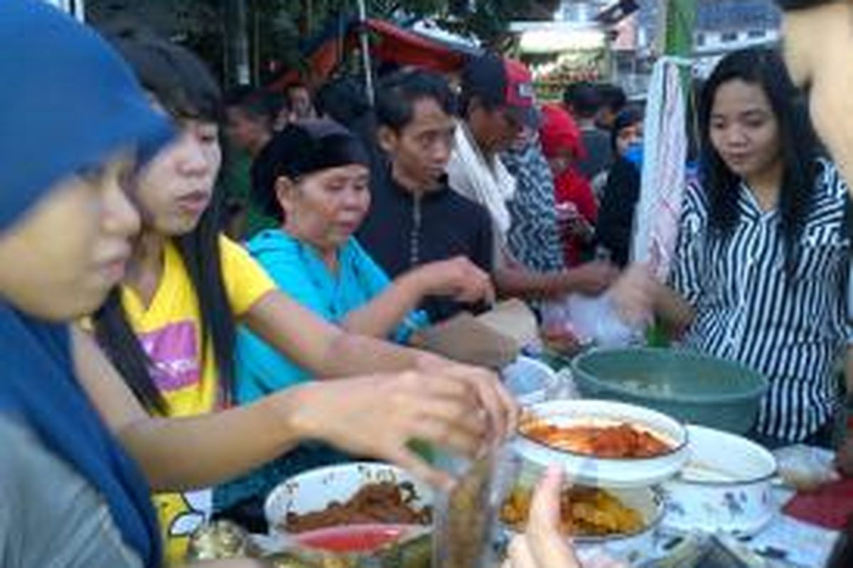 Para penjual makan dan minum di deretan Cililitan, Jakarta Timur ramai dikunjungi pembeli untuk berbuka puasa hari pertama di bulan Ramadhan.