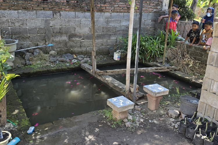 Foto: TKP kolam meninggalnya balita di Situbondo.