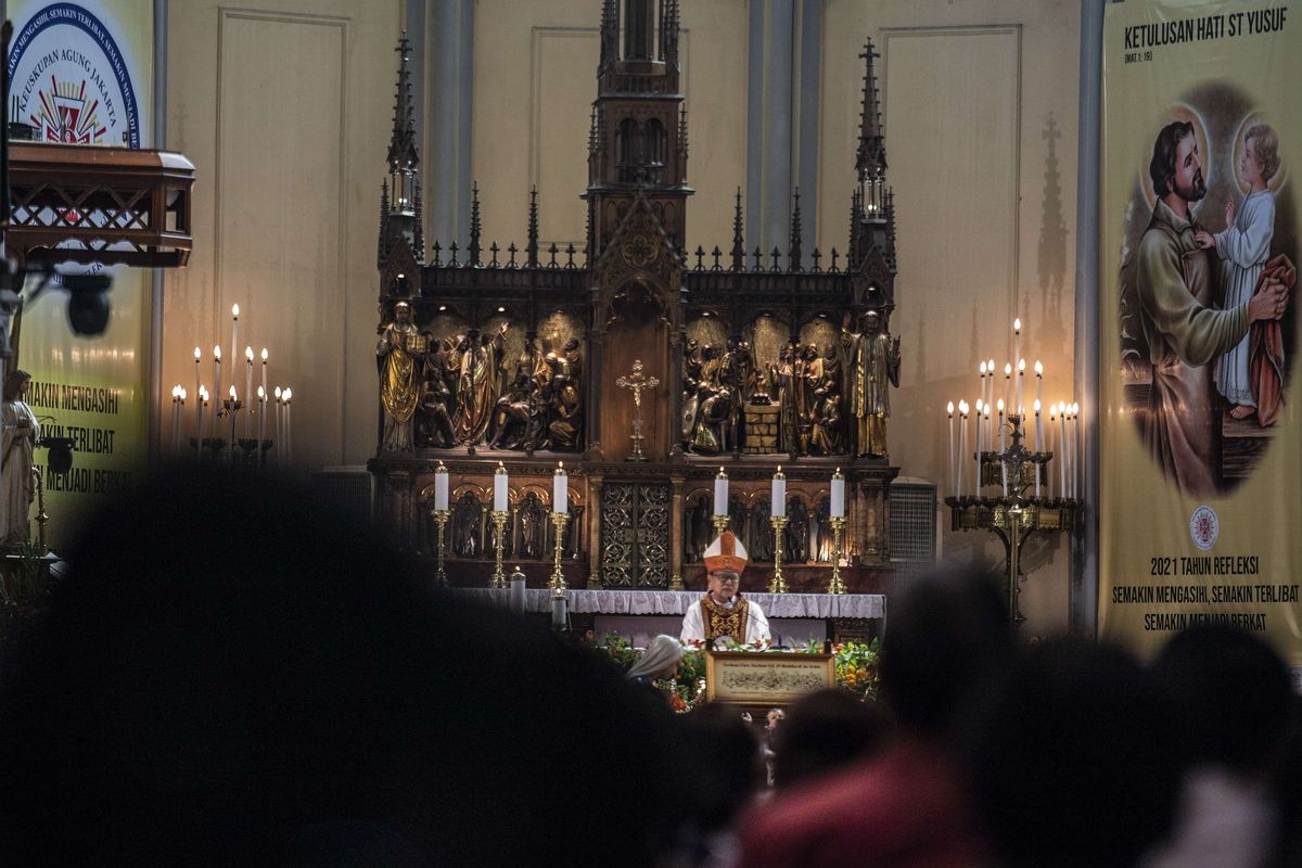 Uskup Keuskupan Agung Jakarta Uskup Ignatius Kardinal Suharyo (tengah) memimpin jalannya Misa Natal di Gereja Katedral, Jakarta, Sabtu (25/12/2021). Pada Natal 2021 ini mengambil tema 'Cinta Kasih Kristus yang Menggerakkan Persaudaraan'.