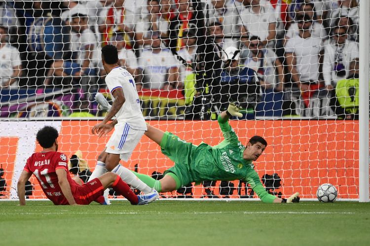 Penyerang Liverpool Mohamed Salah (kiri/merah) berupaya mencetak gol saat pertandingan final Liga Champions UEFA antara Liverpool vs Real Madrid di Stade de France di Saint-Denis, Paris, pada 28 Mei 2022.