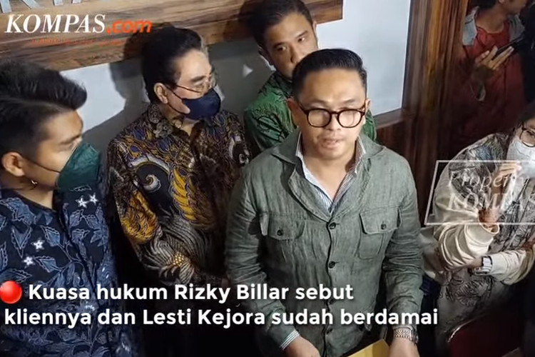 Kuasa Hukum Rizky Billar, Philipus Sitepu, menyampaikan keterangan pers soal perdamaian kliennya dengan Lesti Kejora, Kamis (13/10/2022).