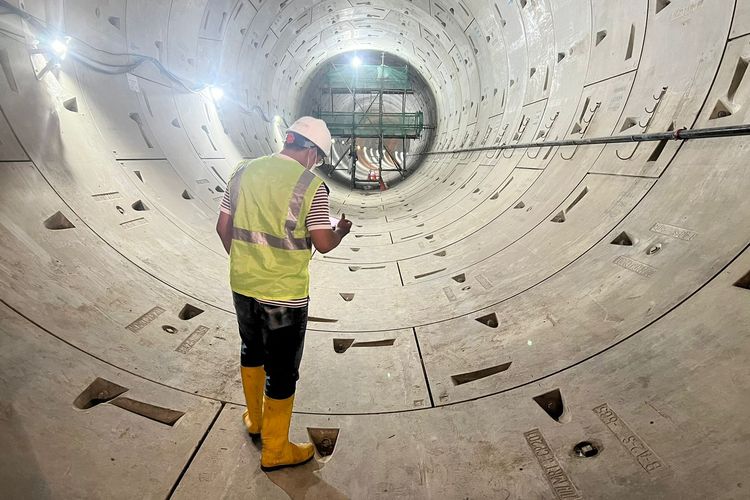 Mulut terowongan southbond di Stasiun Monas.