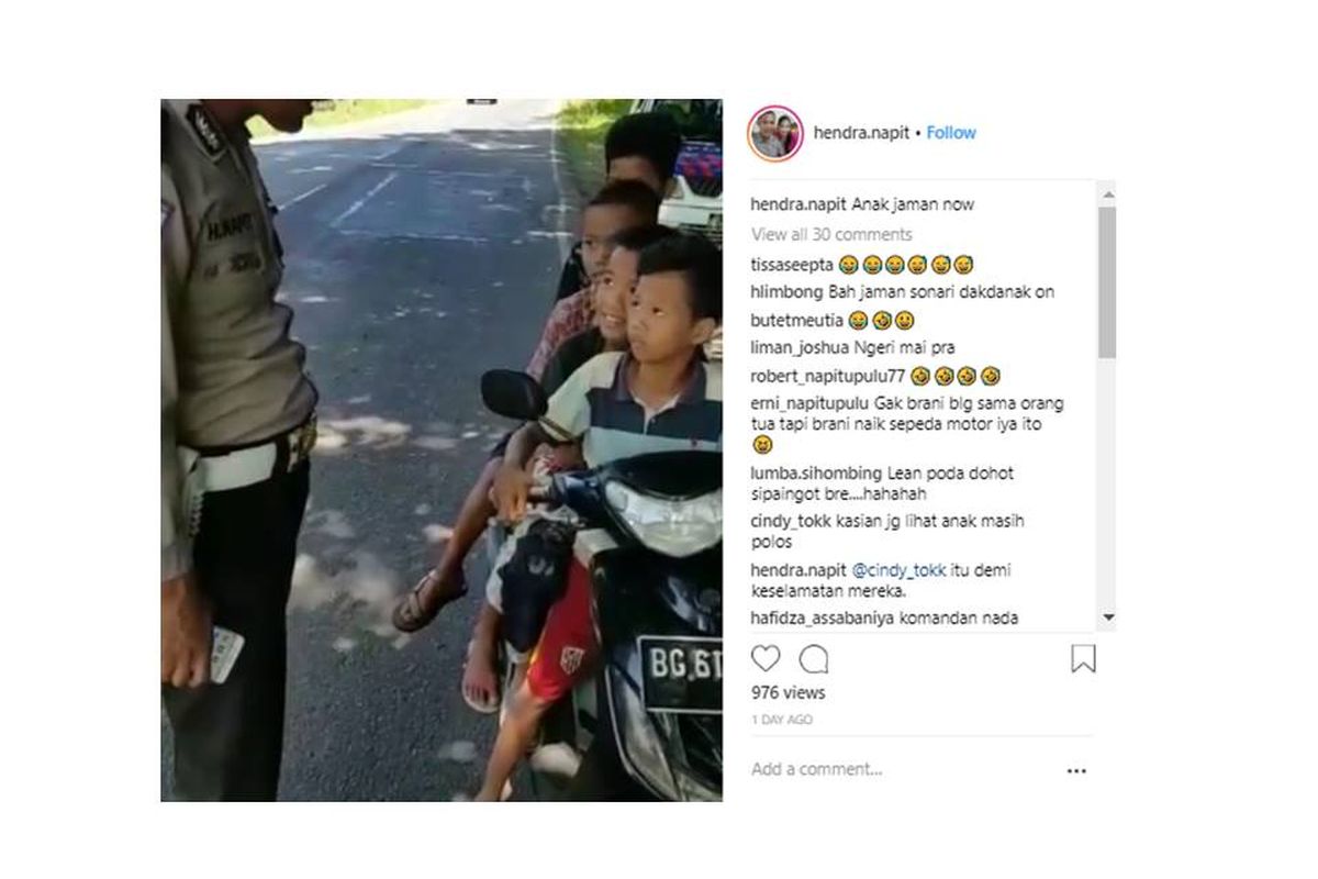 Potongan video yang diunggah seorang polisi saat menilang empat anak yang berboncengan naik sepeda motor.