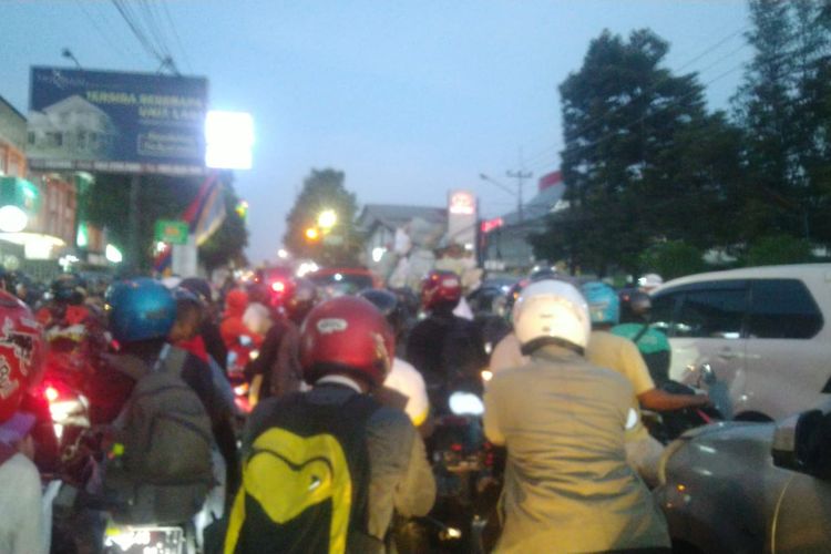 Kemacetan panjang terjadi di kawasan Padalarang, Kabupaten Bandung Barat (KBB), Jawa Barat, Selasa (13/2/2024) sore.