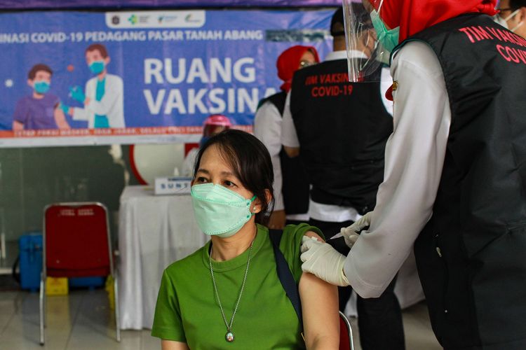 Suasana vaksinasi Covid-19 tahap kedua untuk pedagang Pasar Tanah Abang, Jakarta, Rabu (17/2/2021). Vaksinasi Covid-19 hari ini menyasar kurang lebih 1.500 orang pedagang pasar Tanah Abang dari total 10.000 dosis.