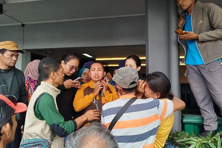 Keluarga penumpang KMP Tunu Pratama Jaya yang tenggelam di Selat Bali