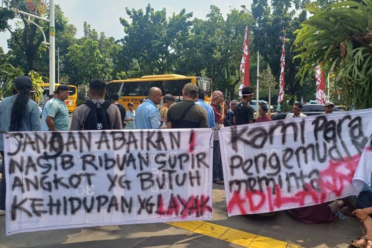 Sopir Angkot 44 Demo di Balai Kota, Protes Trayek Tumpang Tindih dengan JakLingko