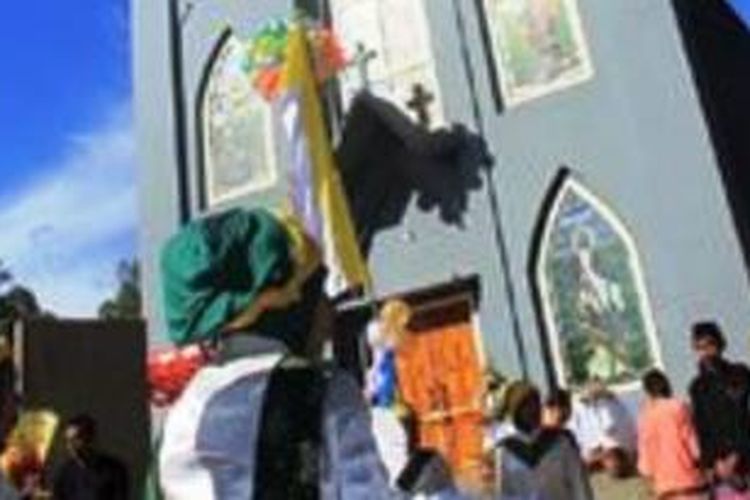 Tarian Sawat diiringi alat musik rebana dari umat Islam digelar untuk menyambut tamu pada peresmian Gereja Katolik Santo Jacobus di Paroki Ahuru, Kota Ambon, Maluku, beberapa saat lalu.