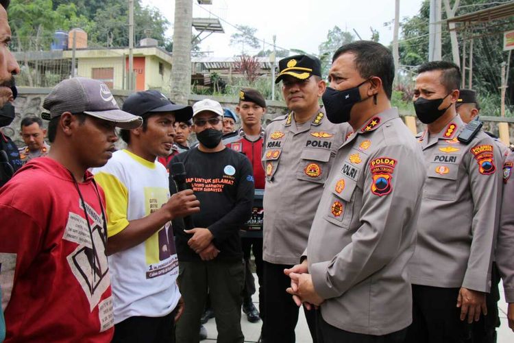 Kapolda Jateng Irjen Pol Ahmad Luthfi (kanan) berdialog dengan warga usai mengunjungi Pos Pantau Merapi Babadan, Kecamatan Dukun, Kabupaten Magelang, Kamis (16/3/2023).