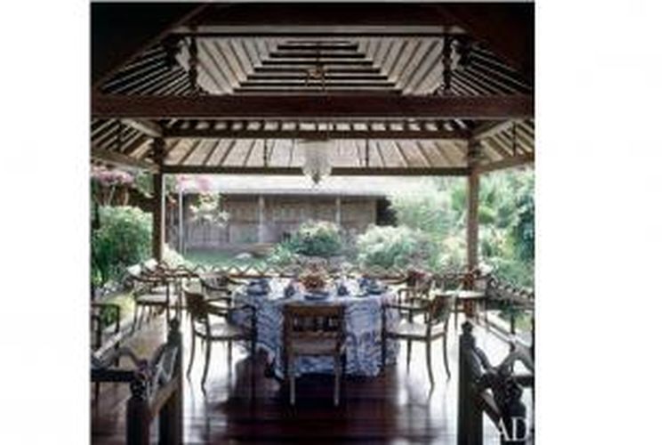 Paviliun makan yang terinspirasi dari ruang makan tradisional Jawa ini diambil dari gaya Joglo, Jawa Tengah.