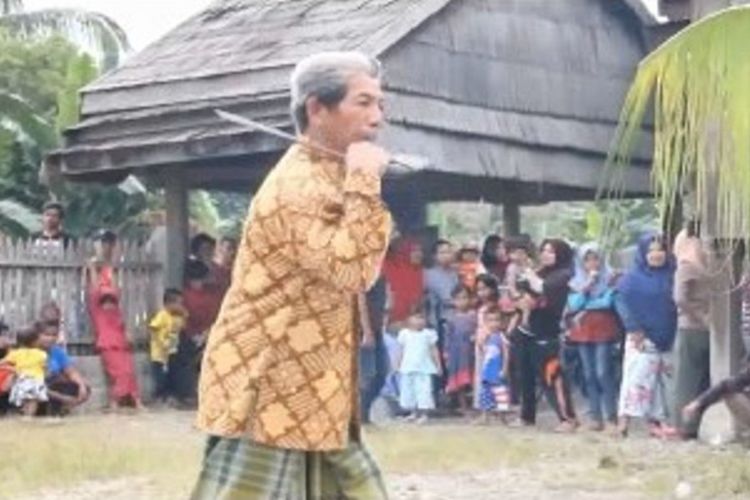 Mamose. Tradisi uji keberanian menebas tubuh dengan parang ala warga Budong-budong di Mmauju tengah sulawesi barat