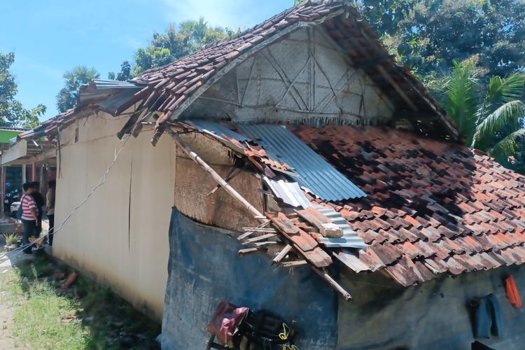 Rumah milik Umi Kalsum, warga Desa Murtajih, Kecamatan Pademawu, Kabupaten Pamekasan, Jawa Timur, yang kondisinya sangat memprihatinkan. Sebagian gentengnya sudah berjatuhan dan kayu-kayunya sudah lapuk.