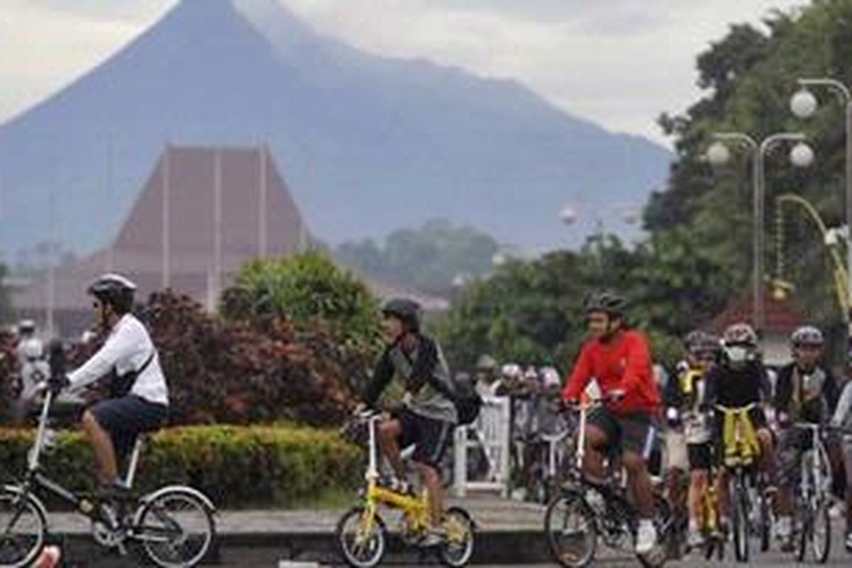 Komunitas Pengguna Sepeda Lipat - Sebanyak 200 pengguna sepeda lipat dari berbagai daerah bersepeda melewati kawasan UGM, Yogyakarta, untuk menuju Candi Borobudur, Jawa Tengah, dalam rangkaian kegiatan Serangan Oemoem Sepeda Lipat di Jogja, Minggu (6/3/2011). Keunikan dan kepraktisan yang dimiliki sepeda lipat membuat penggunanya semakin meningkat dan membentuk berbagai komunitas di sejumlah daerah. 