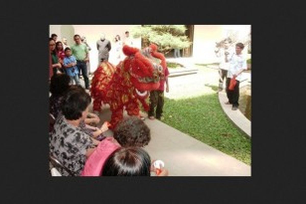 Selama tiga hari ke depan (Jumat-Minggu), mulai pukul 10.00 sampai 19.00,  Candra Naya Batavia Festival akan menyuguhi aneka kuliner khas Betawi, teater budaya Betawi, tarian-tarian Barongsai, dan sebagainya.