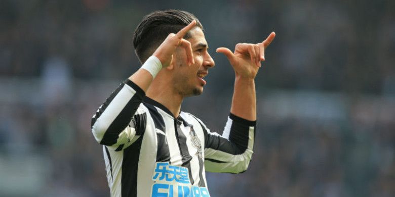 Selebrasi striker Newcastle United, Ayoze Perez saat mencetak gol ke gawang Arsenal di Stadion St James Park, Minggu (15/4/2018).