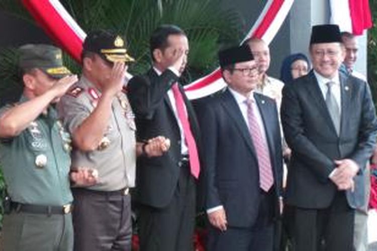 Gubernur DKI Jakarta Joko Widodo yang juga presiden terpilih beri hormat pada iring-iringan Presiden SBY