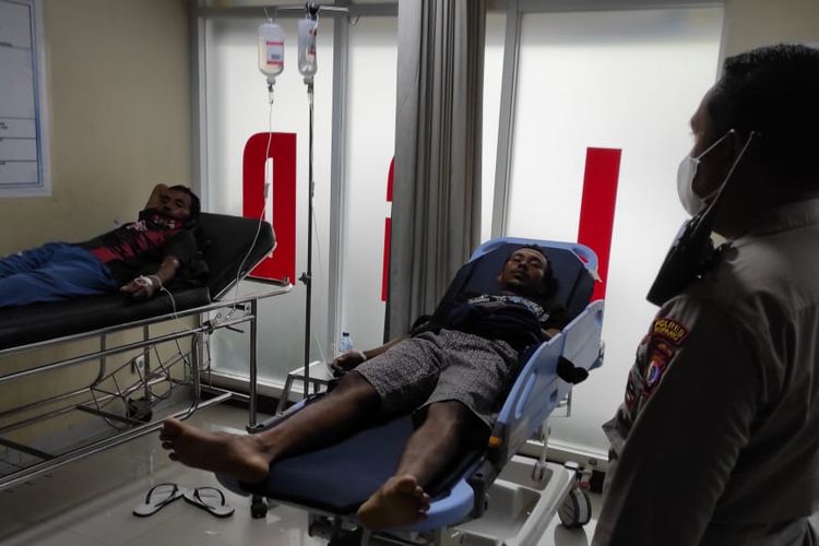 Dua warga yang terkena sambaran petir, saat menjalani perawatan medis di RS Kota Kupang