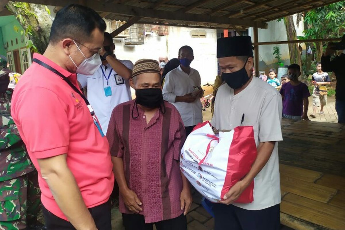 Menteri Sosial (Mensos) Juliari P Batubara turun langsung dalam pembagian bantuan sosial di Ciater, Serpong dan Jombang, Ciputat, Tangerang Selatan, pada Rabu (13/5/2020).