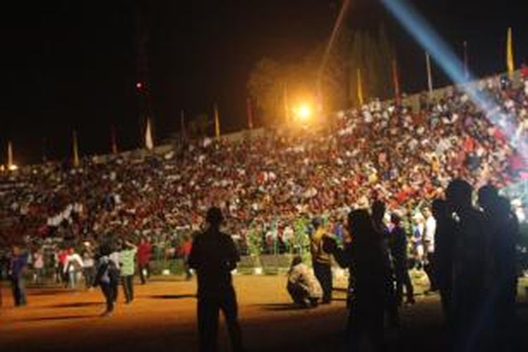 Suasana pembukaan Pesta Paduan Suara Gerejawi (Pesparawi) tingkat Nasional ke-XI di STadion Mandala Karang Panjang Ambon, Selasa (6/10/2015) malam. tampak ribuan warga mulai memadati stadion tersebut.