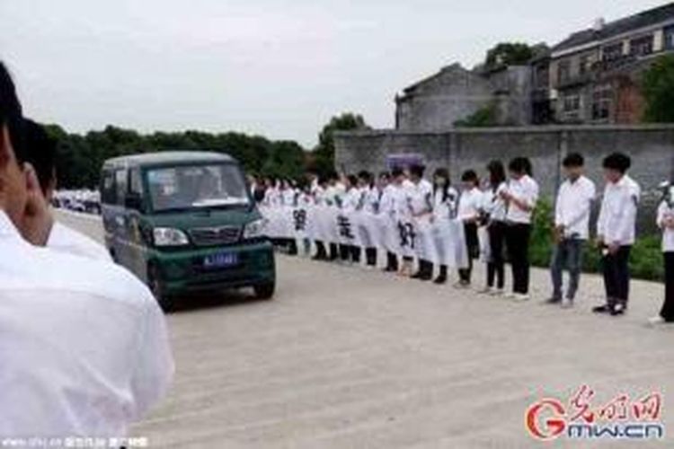 Para karyawan sebuah perusahaan di provinsi Zhejiang, China dipaksa majikan mereka untuk hadir dan bersedih dalam prosesi pemakaman ibu mertua sang pengusaha.