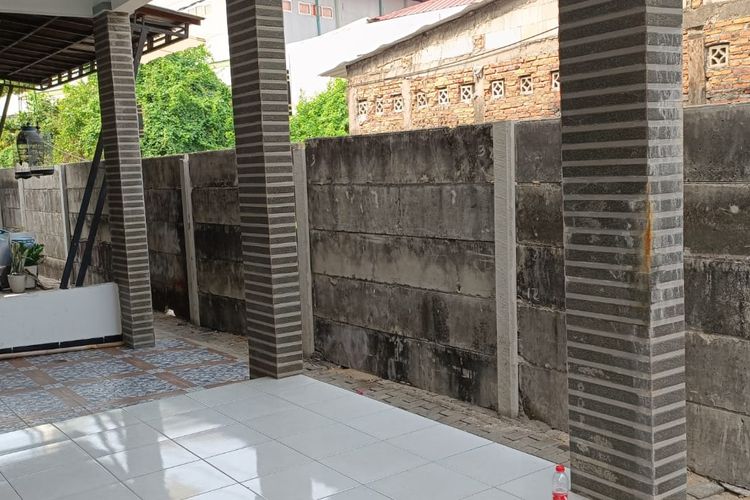 Kondisi tembok yang dibangun dan menutup akses jalan sejumlah rumah di Perumahan Green Village, Perwira, Bekasi Utara, Senin (26/5/2023). Sebelumnya, akses tersebut hanya ditutup oleh tembok seng.