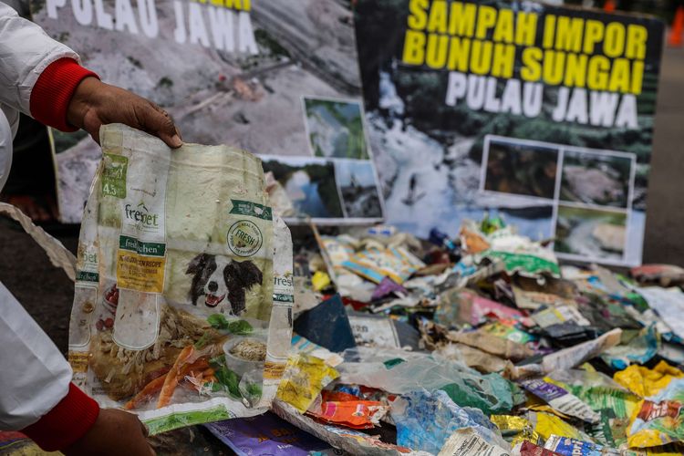 Aktivis dari lembaga Ecological Observation and Wetlands Conservation (Ecoton) menunjukkan contoh sampah impor dalam aksi damai menuntut penghentian masuknya sampah impor di kawasan Monumen Nasional (Monas), Jalan Merdeka Selatan, Jakarta Pusat, Senin (3/5/2021). Mereka menuntut pemerintah untuk tegas menindak perusahaan yang melakukan pencemaran dengan membuang limbah dari olahan sampah impor ke sejumlah sungai besar di Jawa, seperti Brantas, Bengawan Solo, Citarum, dan Ciujung karena merusak ekosistem setempat dan menganggu kenyamanan masyarakat sekitar.